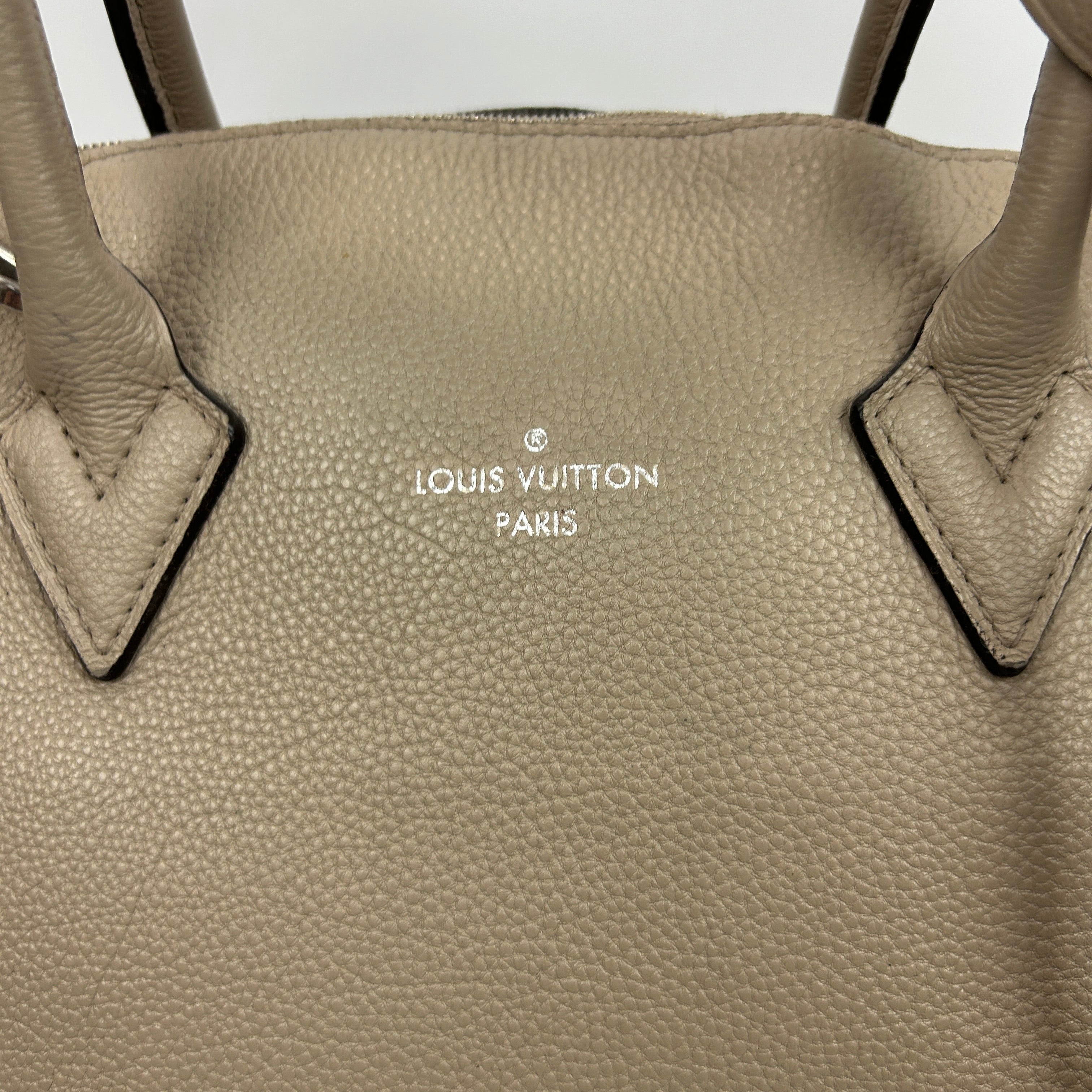 Louis Vuitton £2988 Putty Pebbled Calfskin Lockit MM Handbag