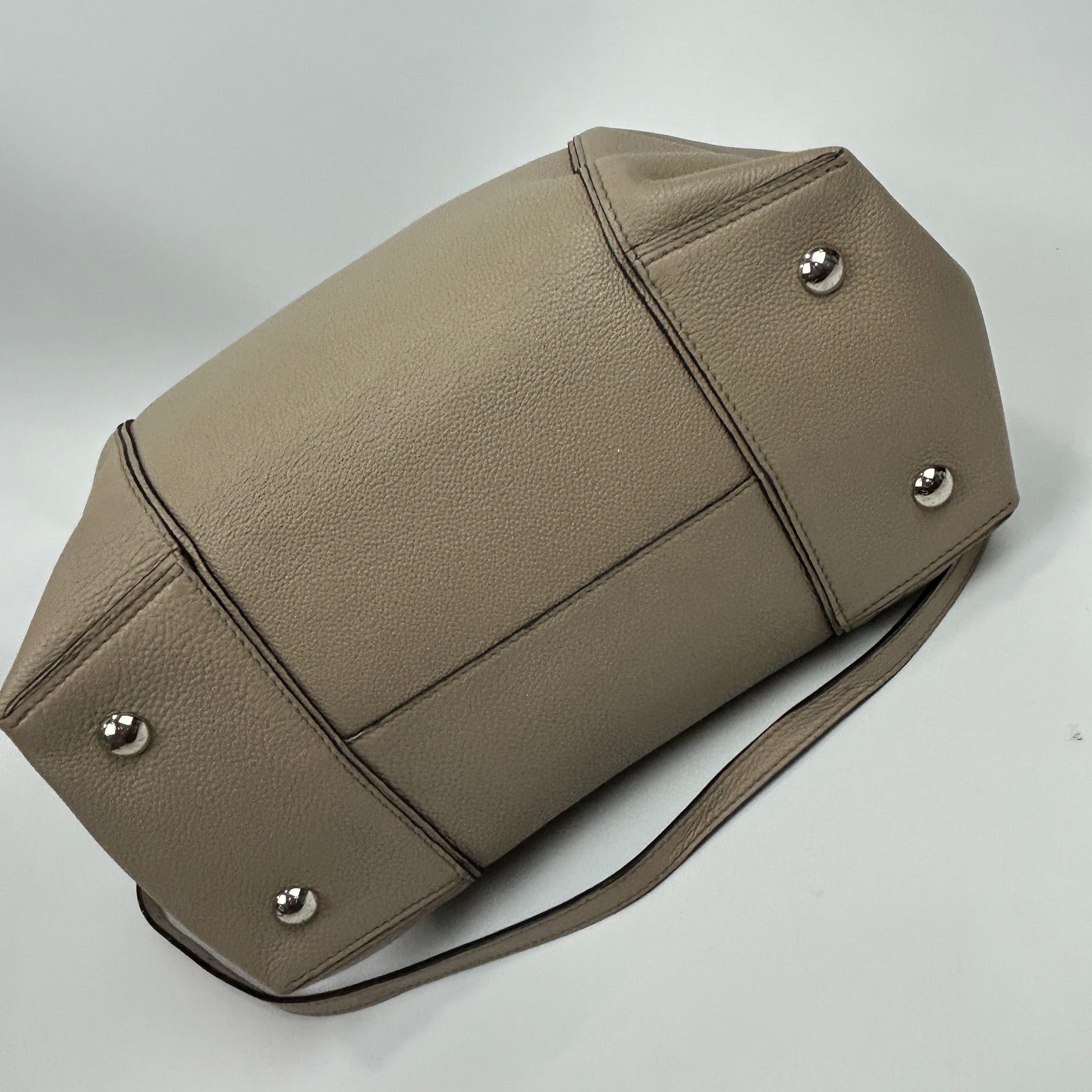 Louis Vuitton £2988 Putty Pebbled Calfskin Lockit MM Handbag