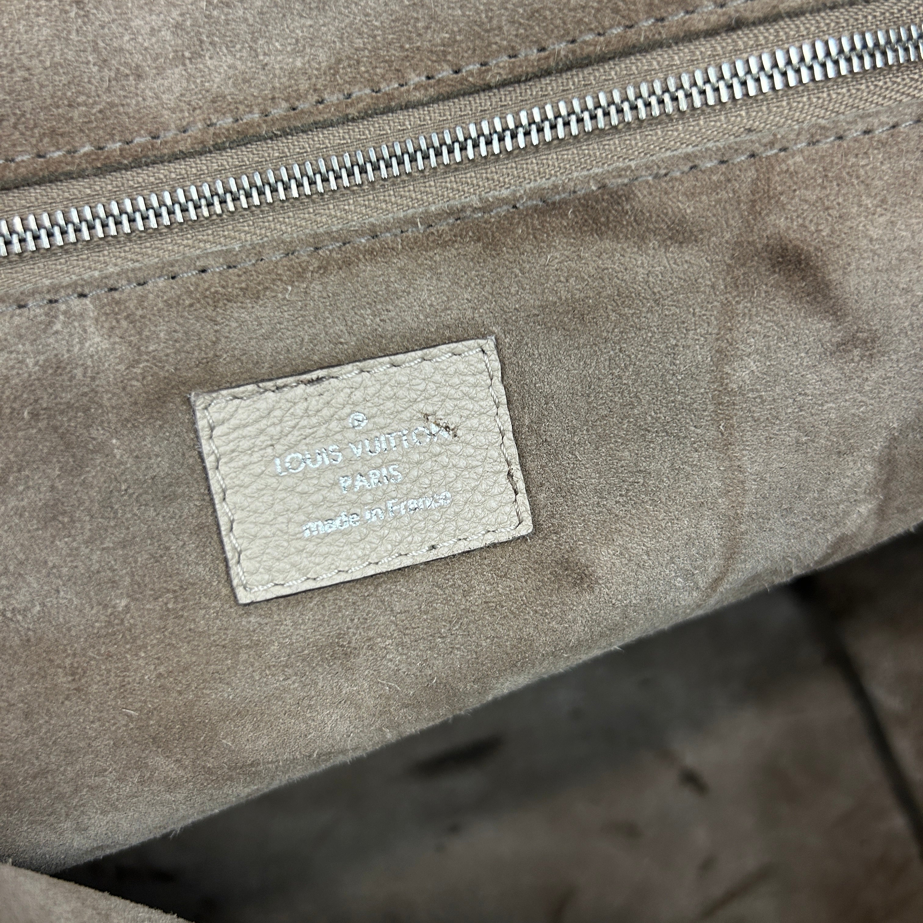 Louis Vuitton £2988 Putty Pebbled Calfskin Lockit MM Handbag