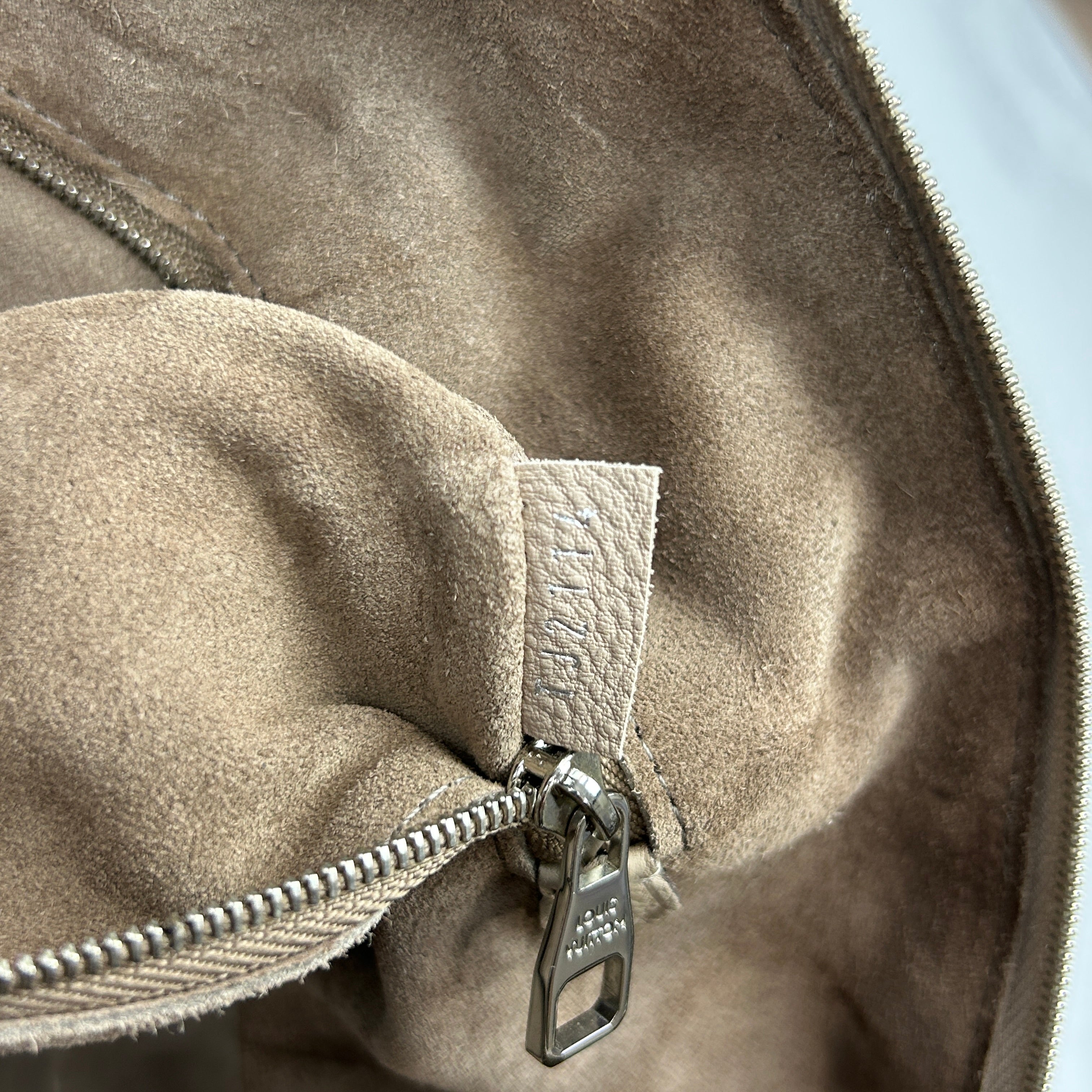 Louis Vuitton £2988 Putty Pebbled Calfskin Lockit MM Handbag