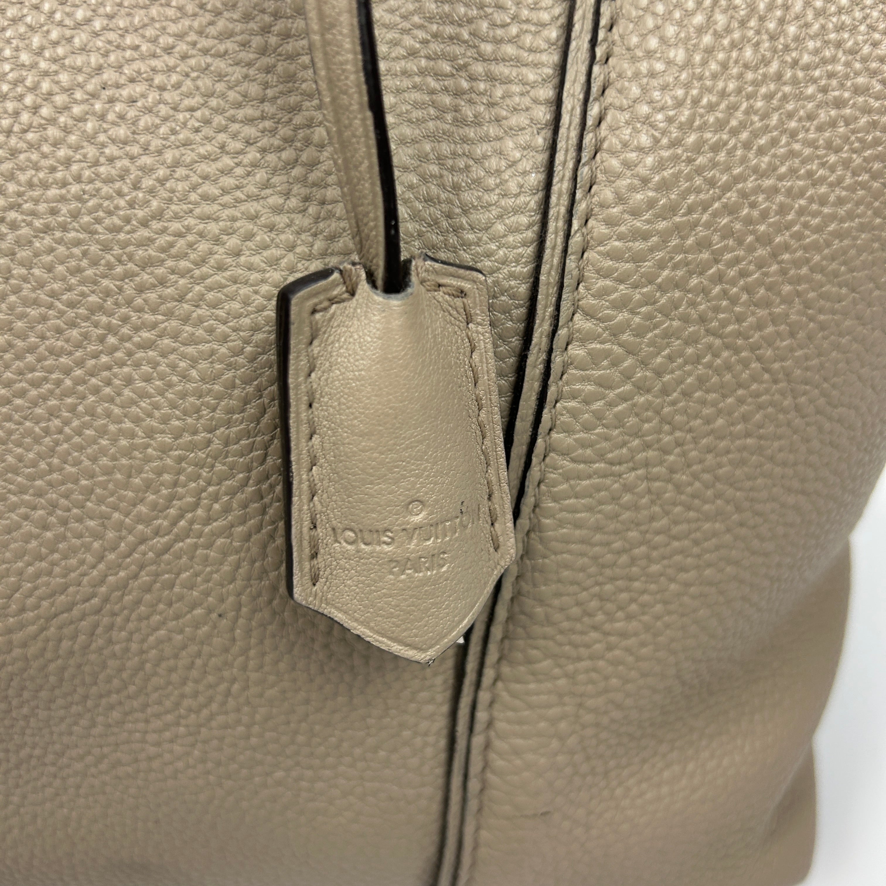 Louis Vuitton £2988 Putty Pebbled Calfskin Lockit MM Handbag