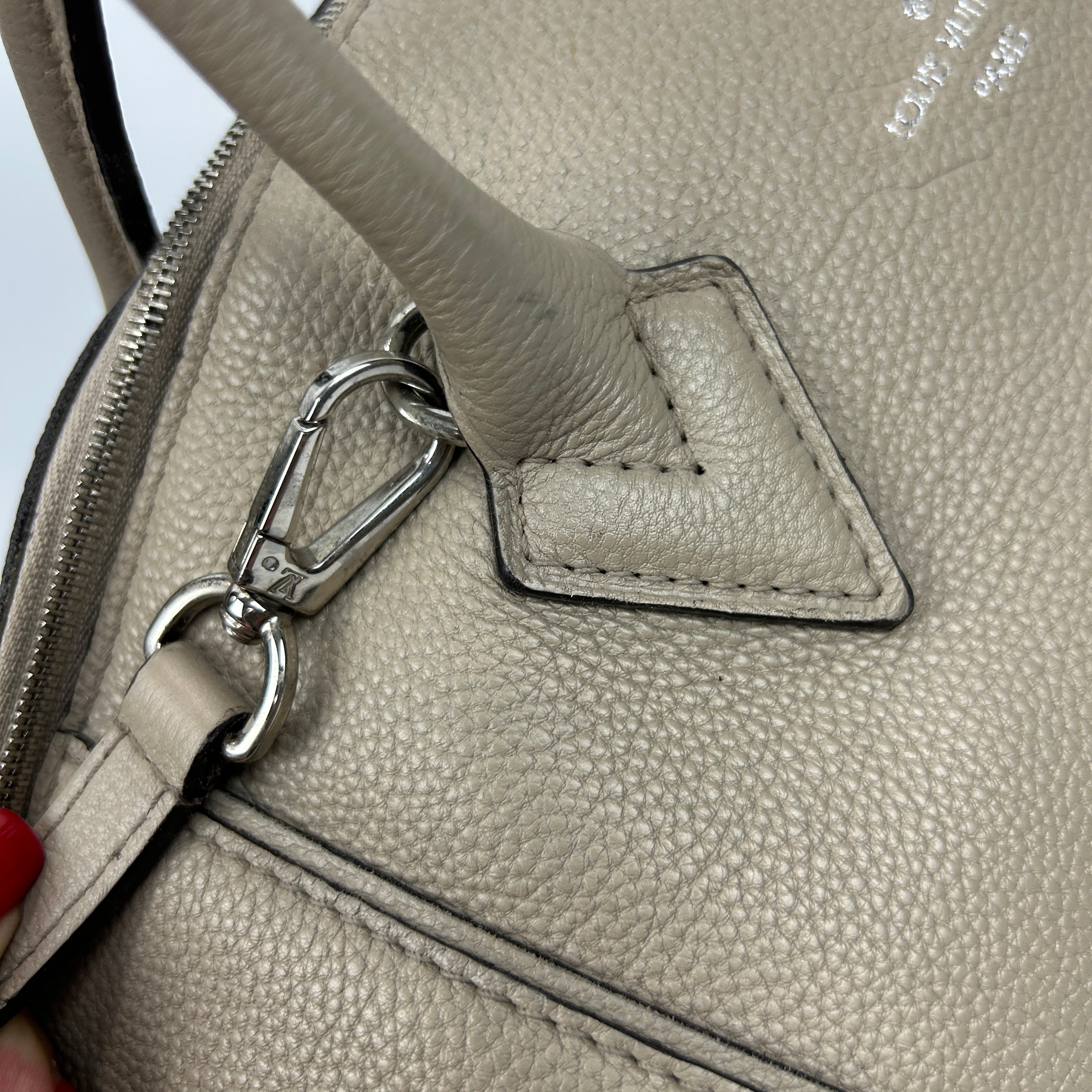 Louis Vuitton £2988 Putty Pebbled Calfskin Lockit MM Handbag