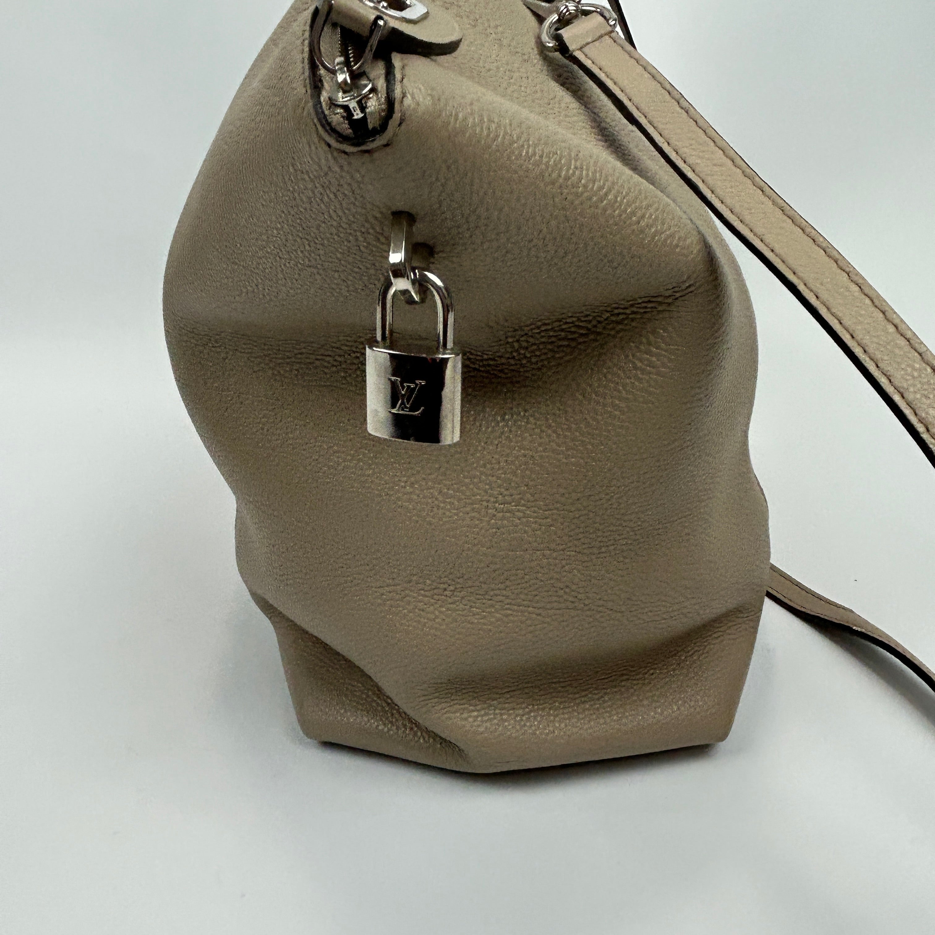 Louis Vuitton £2988 Putty Pebbled Calfskin Lockit MM Handbag
