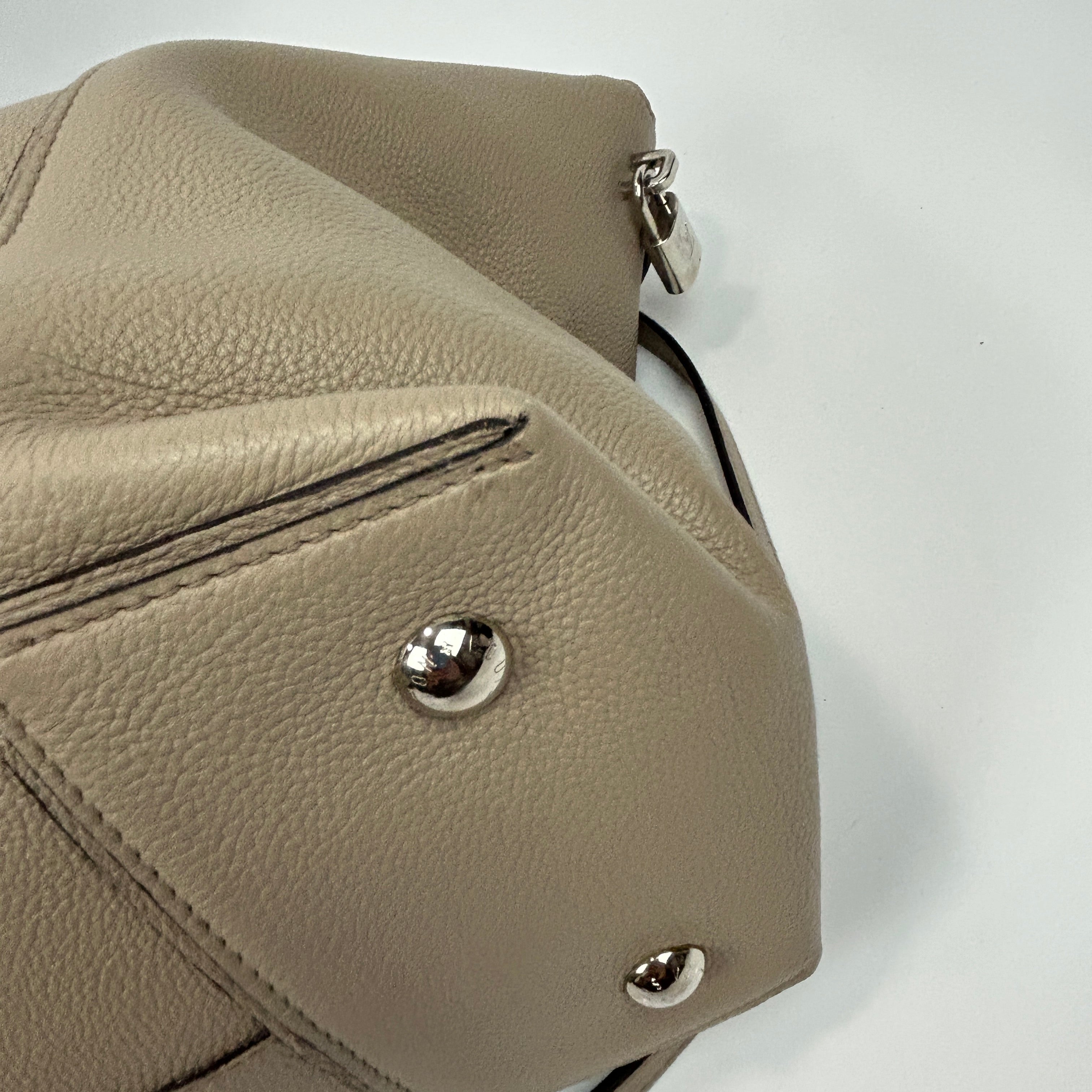 Louis Vuitton £2988 Putty Pebbled Calfskin Lockit MM Handbag