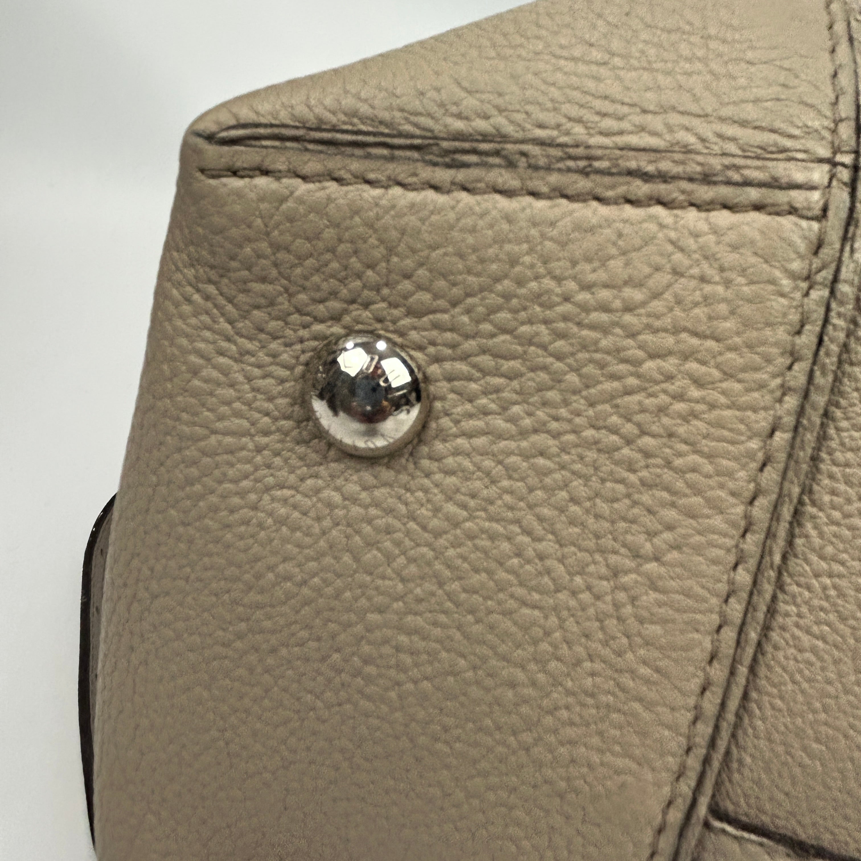 Louis Vuitton £2988 Putty Pebbled Calfskin Lockit MM Handbag