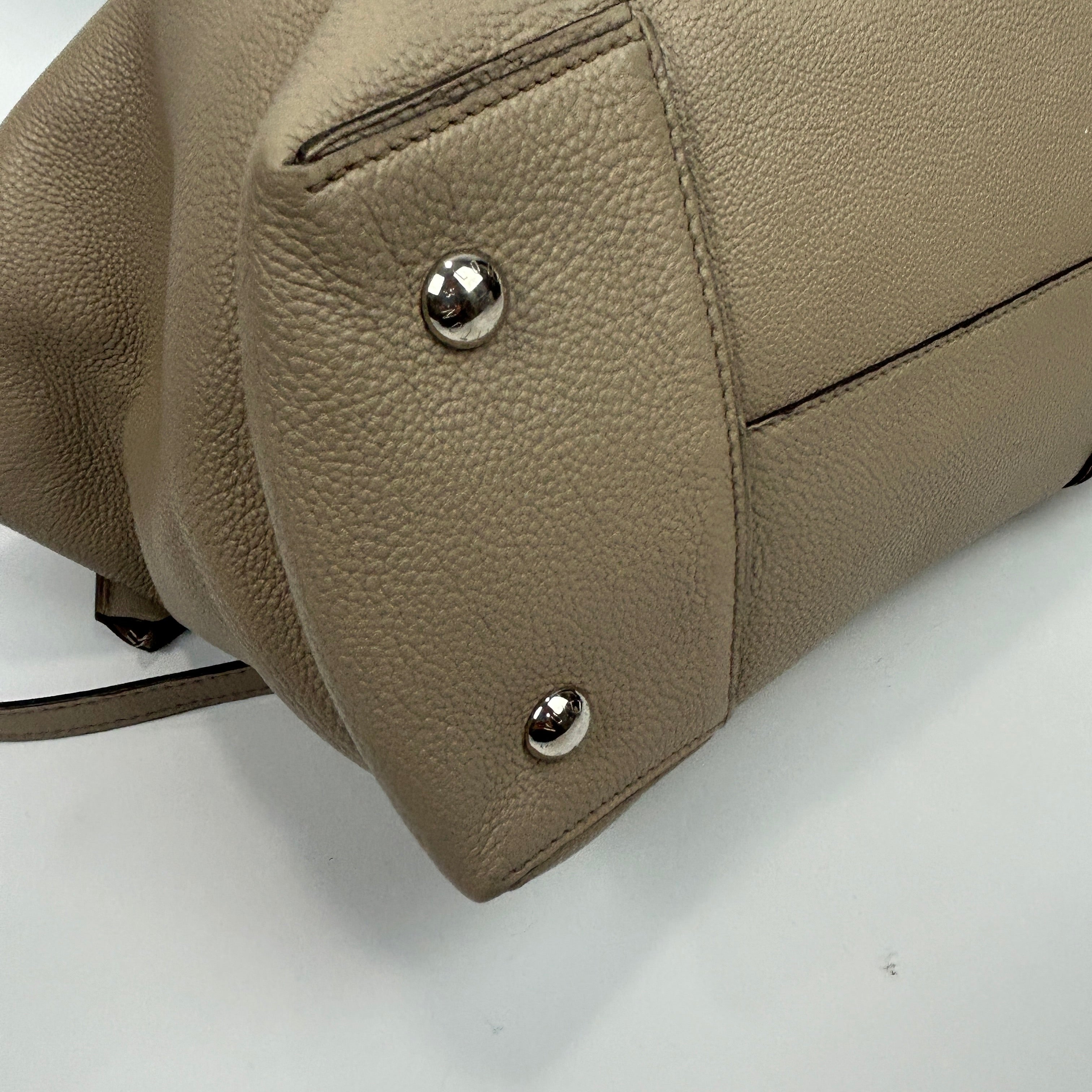 Louis Vuitton £2988 Putty Pebbled Calfskin Lockit MM Handbag