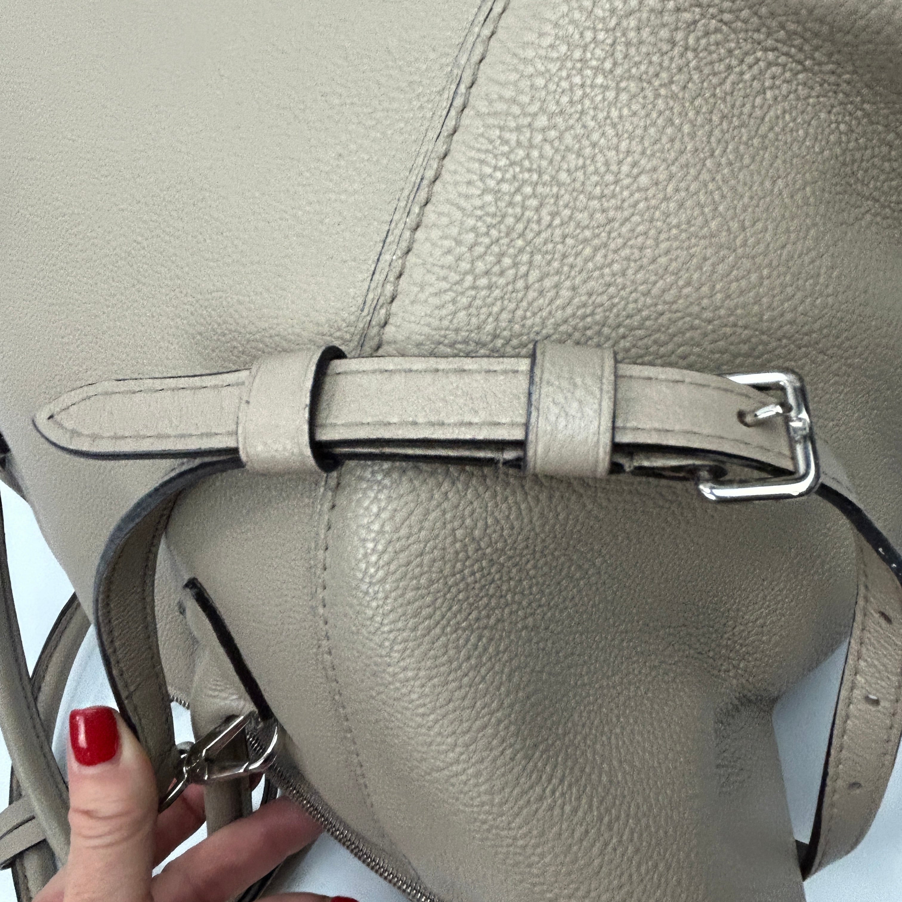 Louis Vuitton £2988 Putty Pebbled Calfskin Lockit MM Handbag