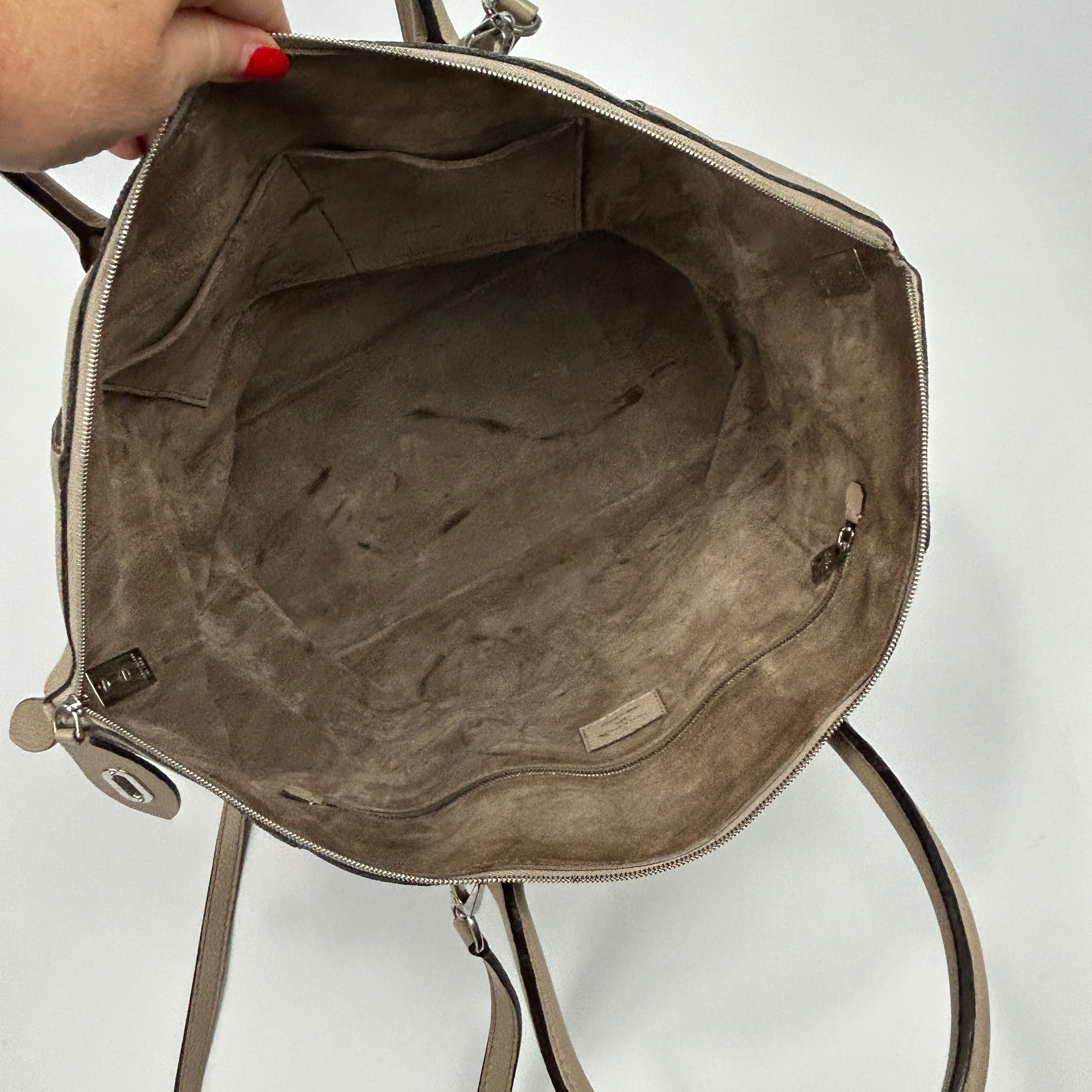 Louis Vuitton £2988 Putty Pebbled Calfskin Lockit MM Handbag