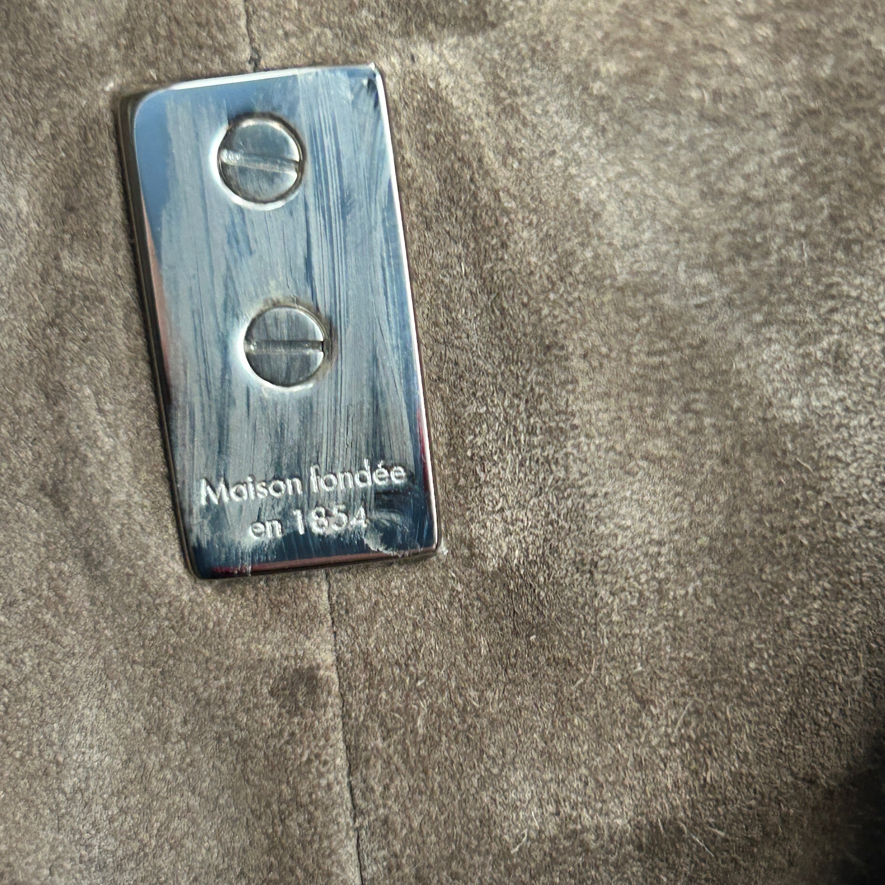 Louis Vuitton £2988 Putty Pebbled Calfskin Lockit MM Handbag