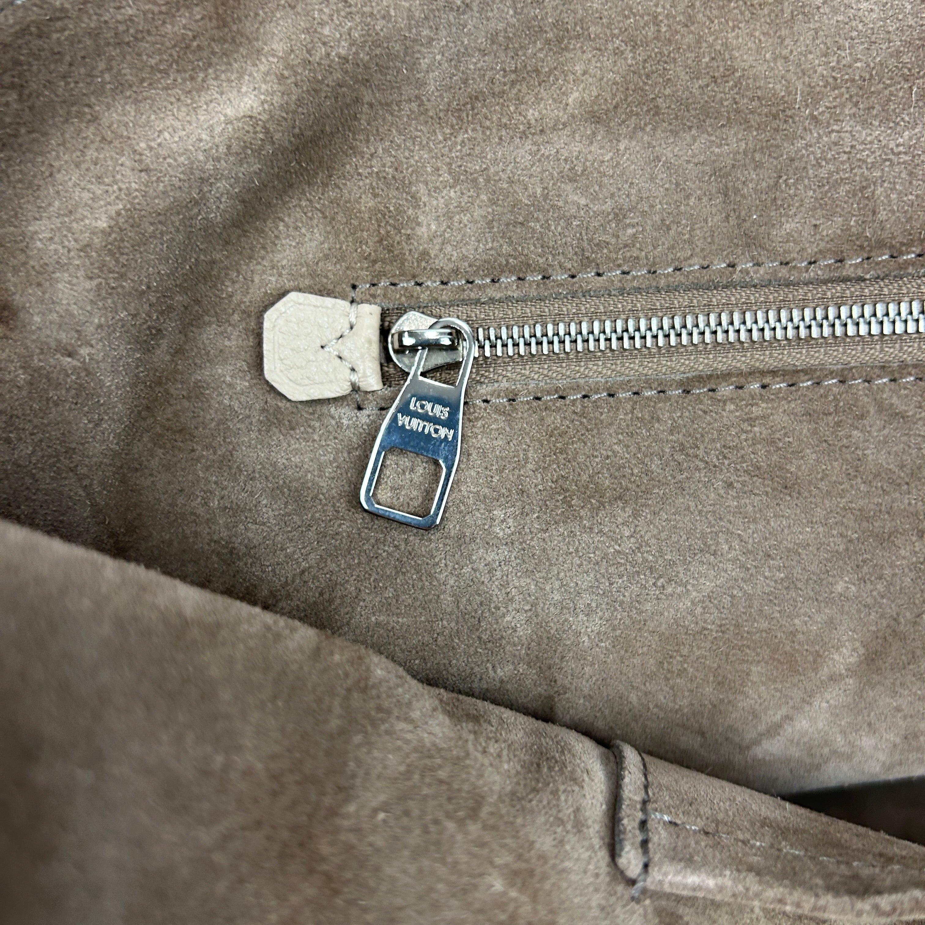 Louis Vuitton £2988 Putty Pebbled Calfskin Lockit MM Handbag