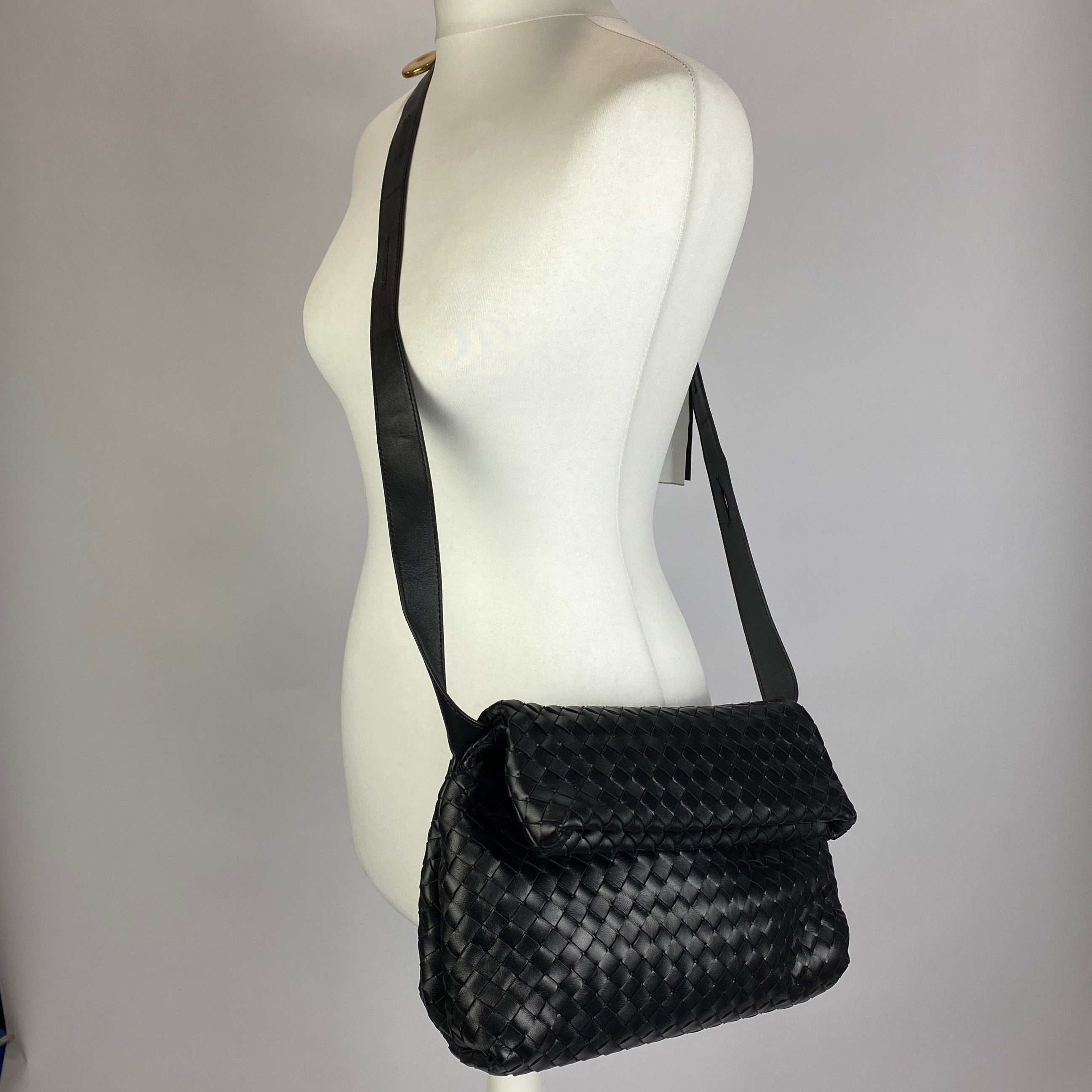 Bottega Veneta New £2285 Black Intrecciato The Fold Crossbody Bag