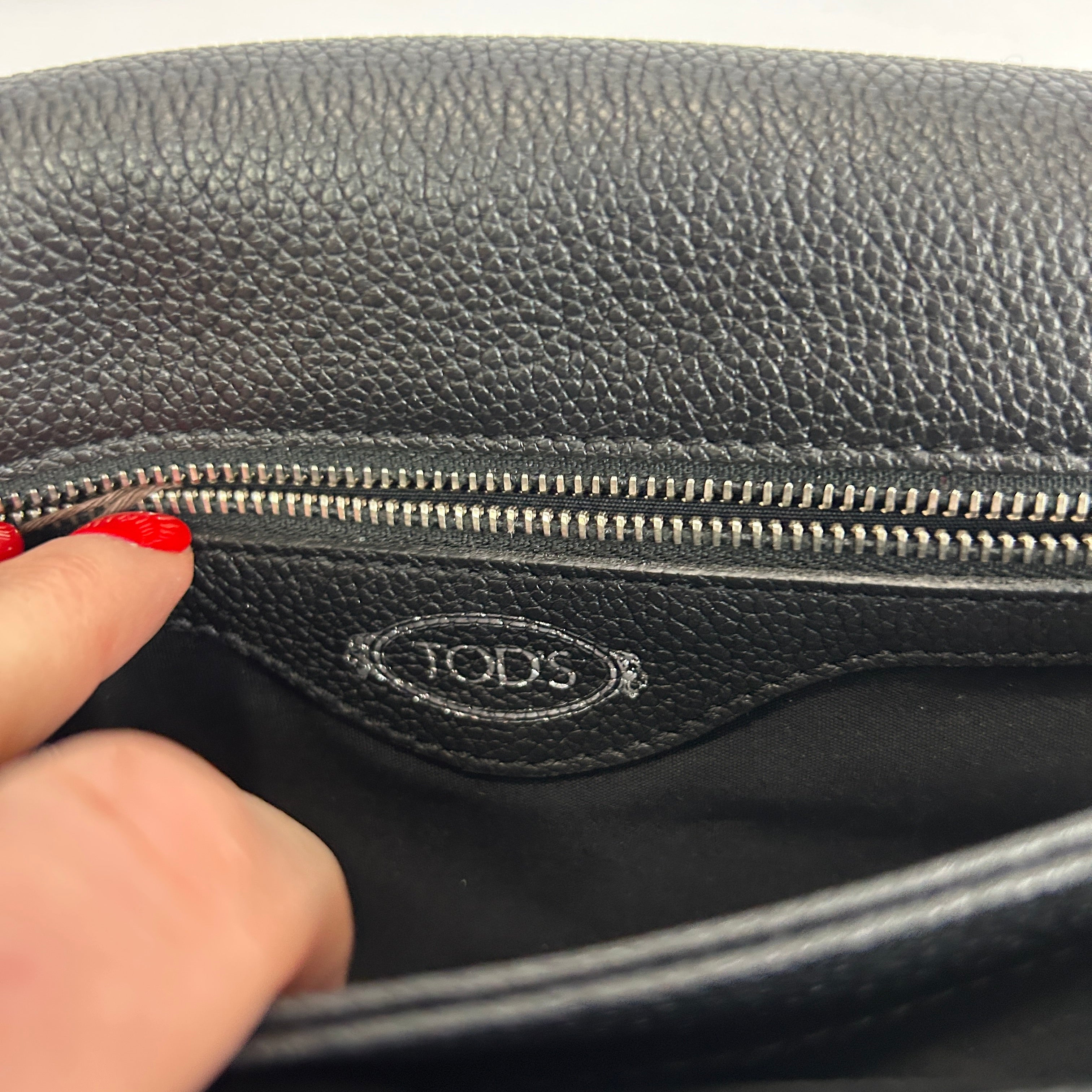Tods New £1152 Black Pebbled Calfskin Crossbody Bag